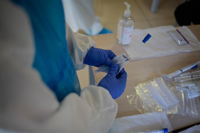 Tests rápidos de Covid-19 para trabajadores sanitarios y residentes.