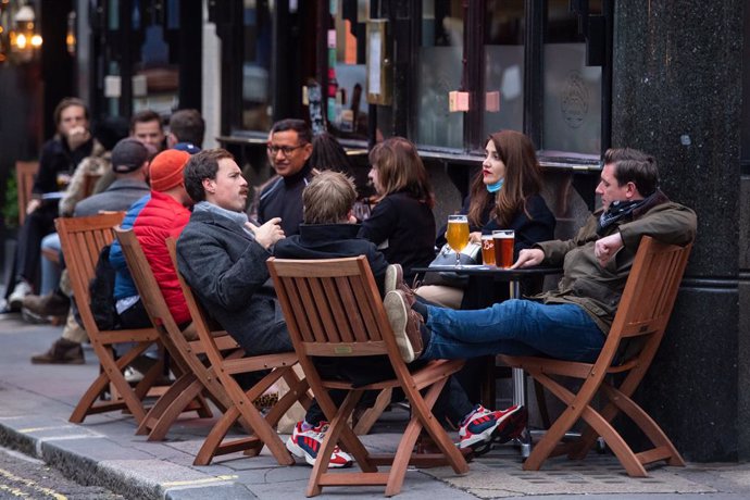 17 October 2020, England, London: People have a drink outside a pub in Soho, on the first day after the city was put into Tier 2 restrictions to curb the spread of coronavirus. Photo: Dominic Lipinski/PA Wire/dpa