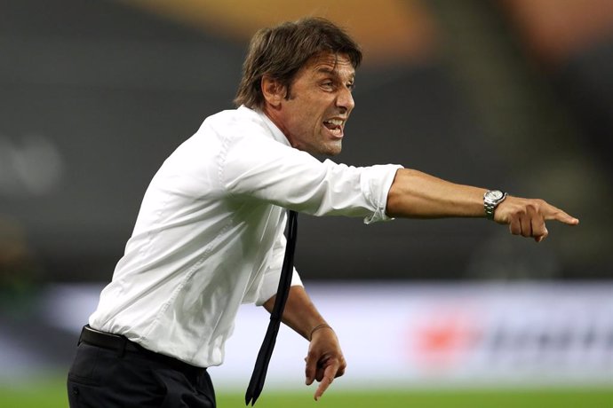 FILED - 21 August 2020, North Rhine-Westphalia, Cologne: Inter Milan head coach Antonio Conte gestures on the touchline during the UEFA Europa League final soccer match between Sevilla FC and Inter Milan at the Rhein Energie Stadium. Conte decided to st