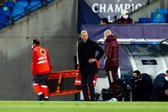 Zidane charla con Davide Bettoni, su asistente, durante el Real Madrid-Inter de la Liga de Campeones 2020-2021