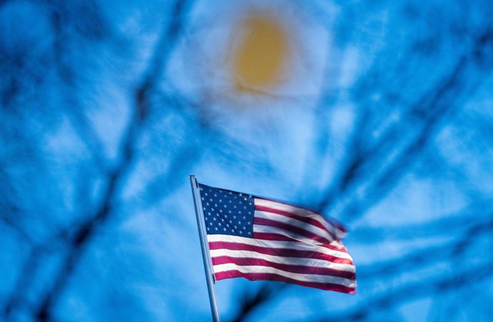 03 November 2020, Berlin: United States flag waves in the wind at the US Embassy next to the Brandenburg Gate and the Reichstag building. Photo: Kay Nietfeld/dpa