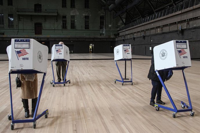 03 November 2020, US, New York: People cast their votes at privacy booths inside the Seventh Regiment polling station during the US Presidential election. Photo: Niyi Fote/TheNEWS2 via ZUMA Wire/dpa