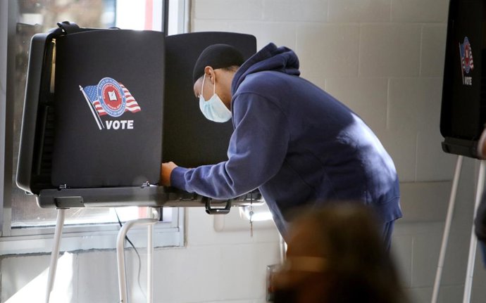 03 November 2020, US, Clearwater: A voter fills out his ballot at North Greenwood Recreation Complex during the US Presidential election. Photo: Douglas R. Clifford/Tampa Bay Times via ZUMA Wire/dpa