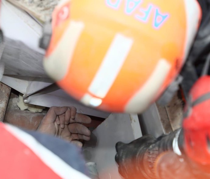 Rescate de una niña entre los escombros en la ciudad de Esmirna, Turquía
