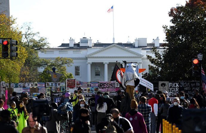 03 November 2020, US, Washington: Anti-Trump protesters gather outside the White House during while vote is still ongoing during the US Presidential election. Photo: Essdras M. Suarez/ZUMA Wire/dpa