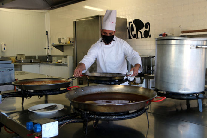 Pla general de la cuina d'El Graller Rialler, amb el cuiner preparant comandes. Imatge publicada el 4 de novembre del 2020. (Horitzontal)