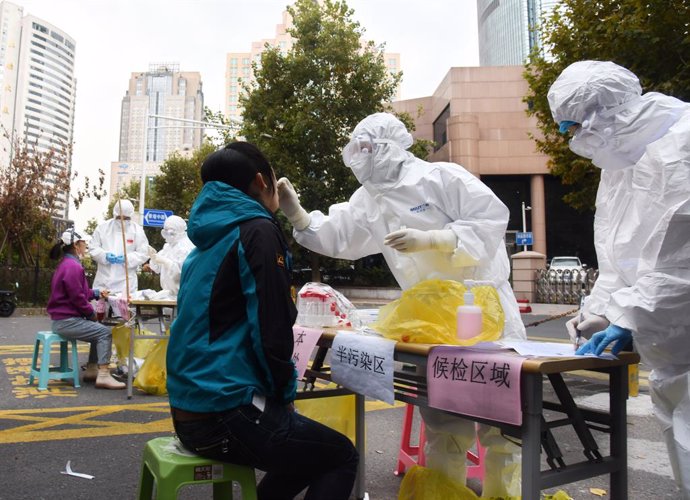 Las autoridades sanitarias de la provincia de Shandong han anunciado que realizarán pruebas de coronavirus a la población de la ciudad de Qingdao tras detectar el pasado fin de semana doce nuevos casos.