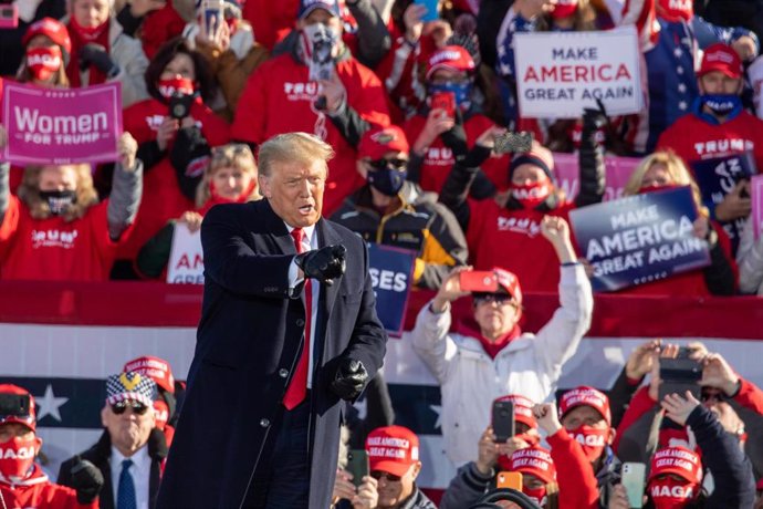 30 October 2020, US, Green Bay: USPresident Donald Trump speaks to the crowd during a campaign rally at the Austin Straubel Airport in Green Bay. Photo: Daniel Deslover/ZUMA Wire/dpa