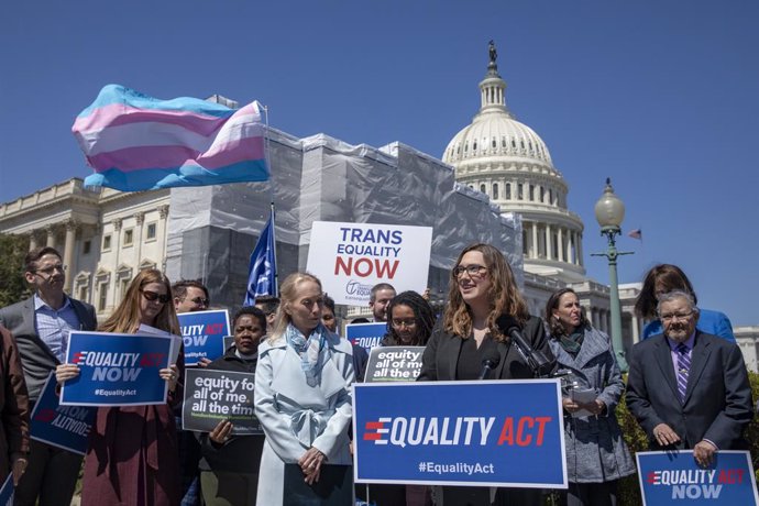 La demócrata Sarah McBride consigue un escaño en el Senado de EEUU y se convierte en la primera mujer transgénero en conseguirlo.