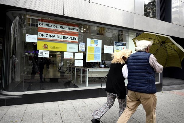 Una pareja pasa al lado de una Oficina de Empleo en Madrid (España), a 2 de septiembre. 