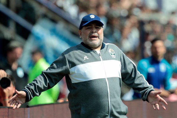 FILED - 15 September 2019, Argentina, Buenos Aires: Gimnasia y Esgrima La Plata coach Diego Maradona gestures on the sidelines during the Superliga Argentina soccer match between Gimnasia y Esgrima La Plata and Racing Club in the Juan Carmelo Zerillo St