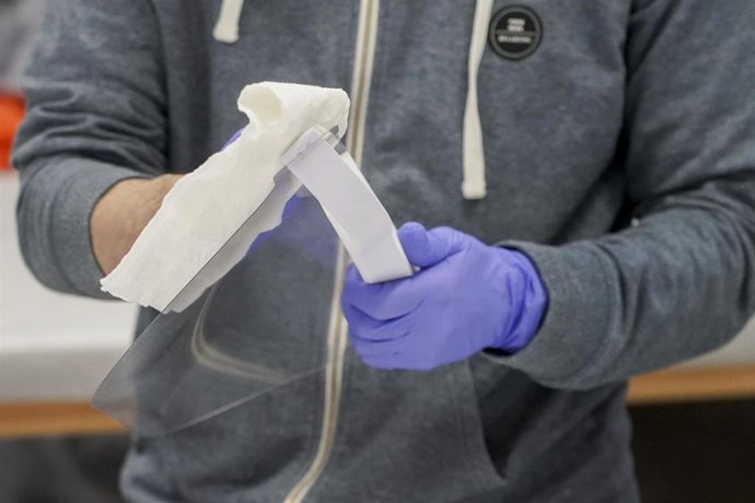 La empresa Estudios Durero de Zamudio (Vizcaya) se reconvierte para fabricar batas verdes para sanitarios