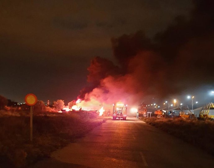 Incendio en una nave con narcolanchas en El Puerto