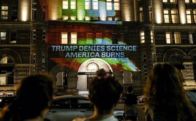 Protesta de activistas ecologistas en la Torre Trump