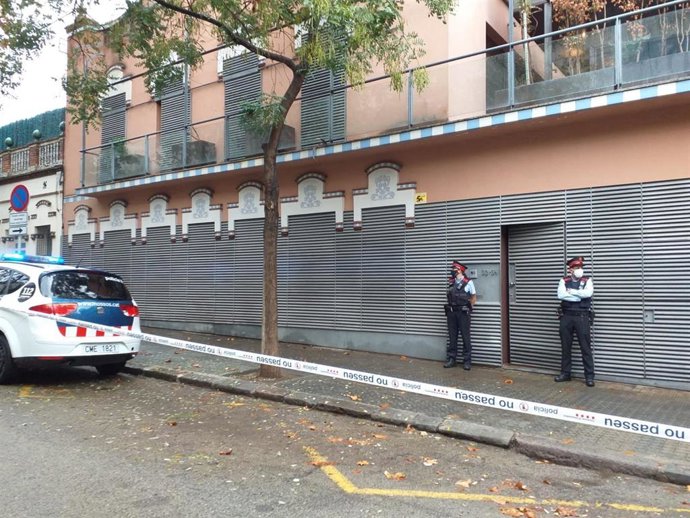 Dos mossos d'Esquadra frente a la casa que Josep Maria Mainat y Angela Dobrowolski compartían, durante el desalojo de ella ordenado por el Juzgado. Barcelona el 4 de noviembre de 2020.