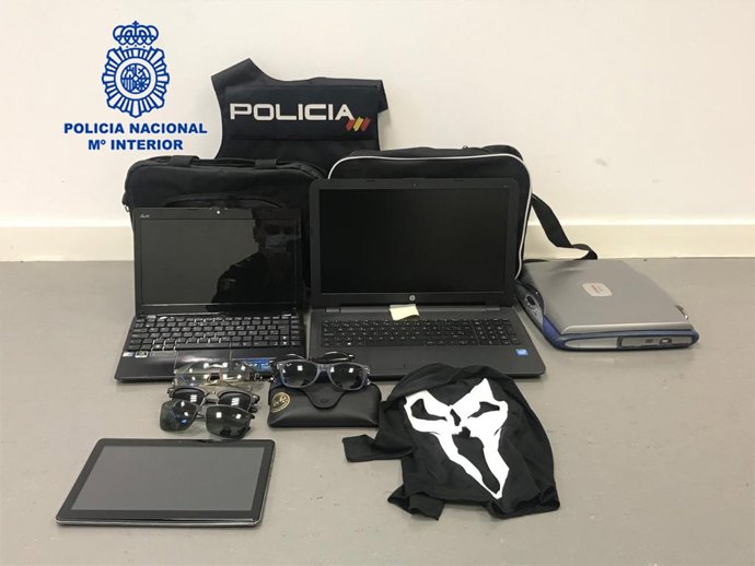 Imagen de la máscara utilizada por el detenido y otros efectos incautados