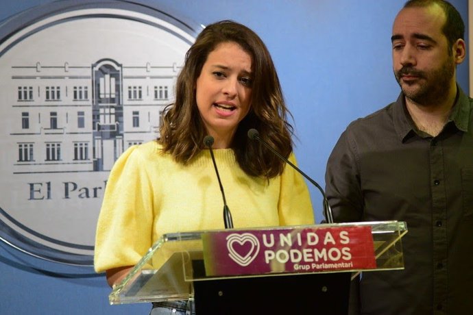 La vicepresidenta del Parlament y diputada de Unidad Podemos, Gloria Santiago, en una rueda de prensa.