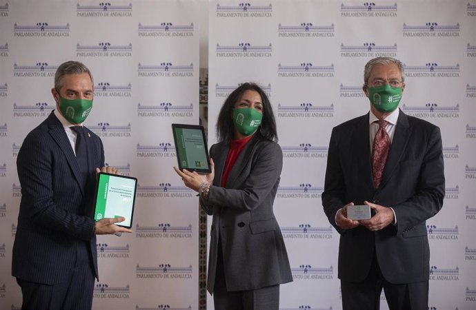 Los consejeros de Hacienda y Financiación Europea, Juan Bravo (i), y de Transformación Económica, Industria, Conocimiento y Universidades, Rogelio Velasco (d), entregan el proyecto de Ley de Presupuestos  2021 a la presidenta del Parlamento, Marta Bosqu