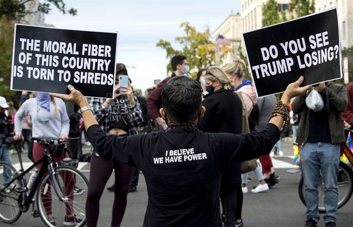03 November 2020, US, Washington: Anti-Trump protesters gather at the Black Lives Matter Plaza Northwest during a protest while vote is still ongoing during the US Presidential election. Photo: Brian Cahn/ZUMA Wire/dpa