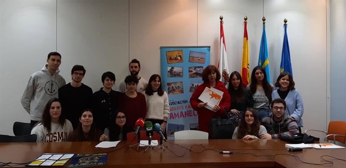 Miembros de la asociación juvenil  'Abierto hasta el Amanecer', durante la presentación de una de las fases del programa de ocio nocturno alternativo