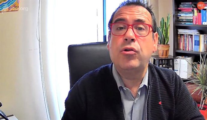 El coordinador regional de IU, Juan Ramón Crespo, en rueda de prensa.