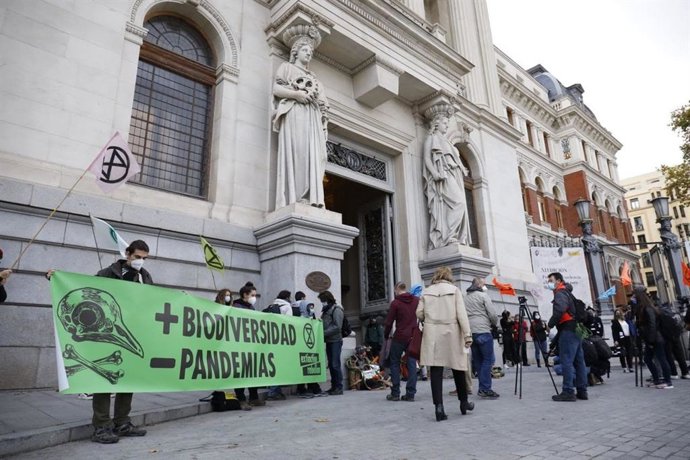 Extinction Rebellion se concentra frente al Ministerio de Agricultura.