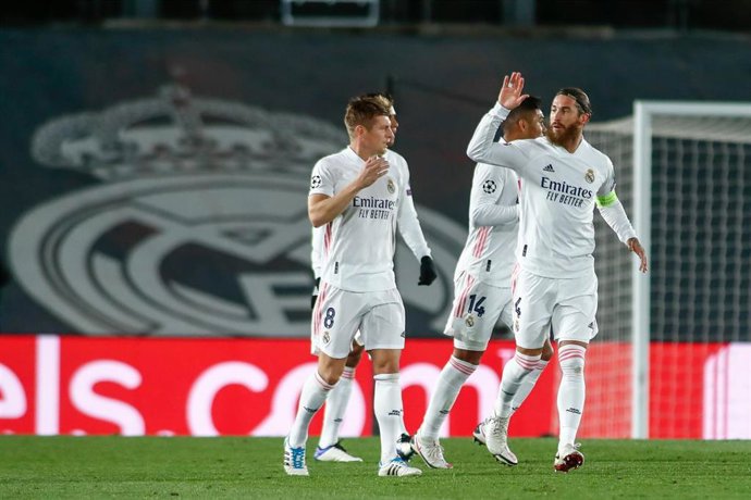 Sergio Ramos celebra con Toni Kroos su gol ante el Inter, el número 100 como jugador del Real Madrid