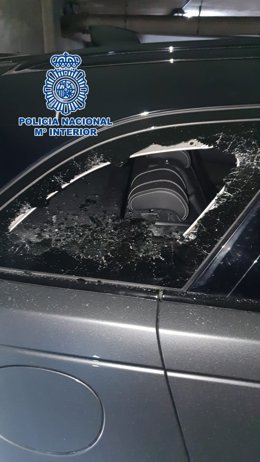 Imagen de la ventanilla trasera tracturada de uno de los coches robados