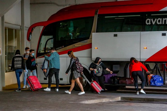 Viajeros llegan a la estación de autobuses Méndez Álvaro tras el puente del Pilar, en Madrid (España)