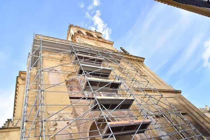 La Puerta del Perdón de la Mezquita de Córdoba cubierta de andamios.