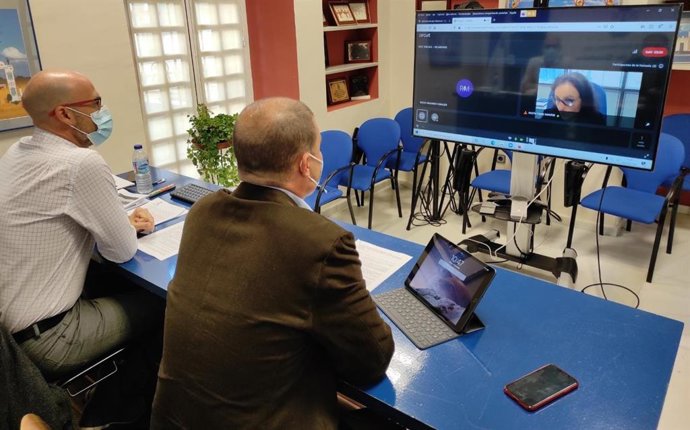 El delegado municipal de Urbanismo, Jesús Mora y el delegado de Transición Ecológica, Pablo Chain, han mantenido una reunión con la directora general de Calidad Ambiental de la Consejería de Cambio Climático, María López Sanchís.