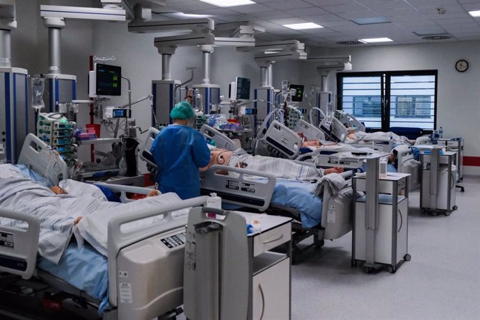 Unidad de cuidados intensivos en un hospital de Cracovia, Polonia