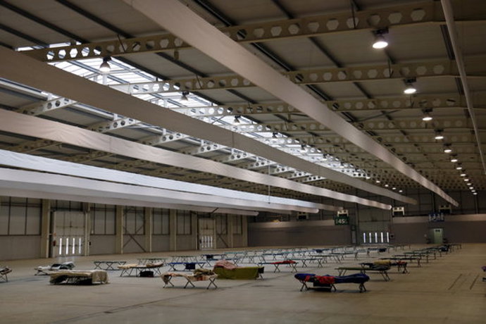 Pla general de l'interior del pavelló 4 de Lleida habilitat per acollir a la nit persones sense sostre en el marc del projecte Iglú. Imatge del 4 de novembre de 2020. (Horitzontal)