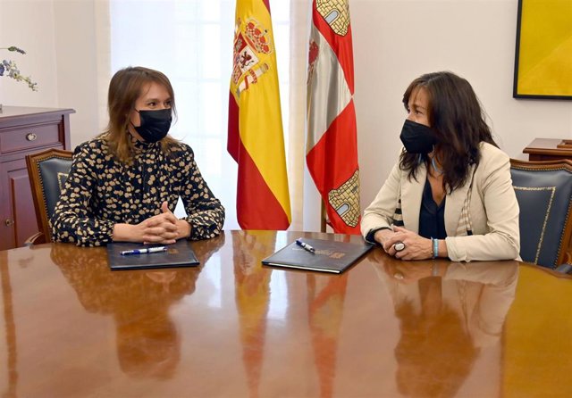 Rocío Lucas (izqueirda) junto a la responsable de Unicef.