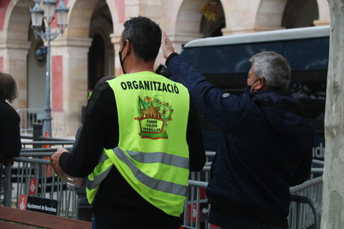 Pla tancat de dos firaires manifestant-se davant el Parlament de Catalunya durant la concentració d'aquest dimecres. Imatge del 4 de novembre de 2020. (Horitzontal)