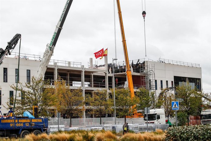 Grúas junto a las obras del nuevo Hospital de Emergencias de la Comunidad de Madrid, el Hospital Isabel Zendal, en la zona de Valdebebas, Madrid (España), a 22 de octubre de 2020. 