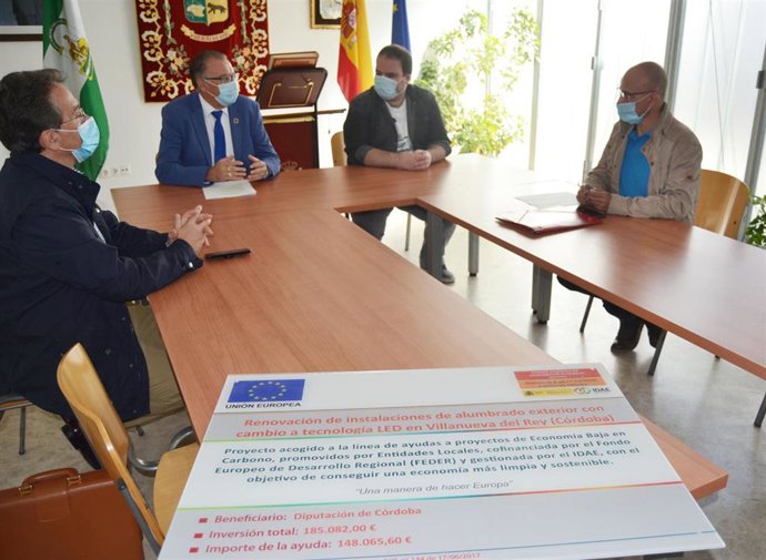 El delegado de Cohesión Territorial de la Diputación de Córdoba, Juan Díaz (segundo por la izda.), en su visita a Villanueva del Rey
