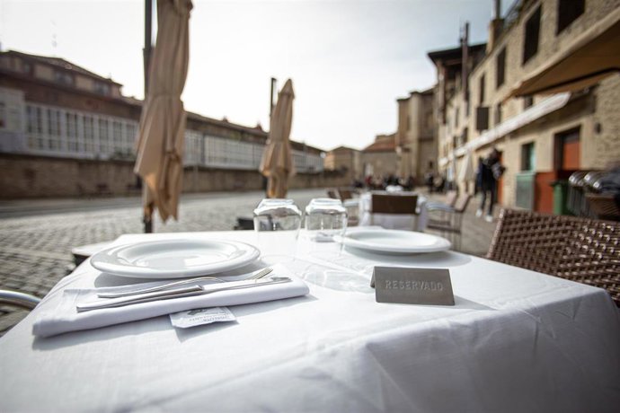 Terrazas vacías en un establecimiento del centro de Vitoria un día después de la petición del Gobierno vasco de la declaración del estado de alarma 