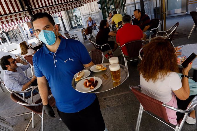 Clientes en las terrazas de los bares de la Plaza de las Flores en la capital de Murcia, el día en el que la región, con la tasa de incidencia en coronavirus más baja de España, pasa a la fase la fase 1 del plan de desescalada que ha elaborado el Gobier