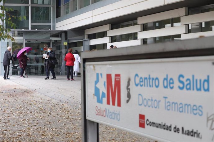Pacientes esperan en la puerta del Centro de Salud Doctor Tamames, en Coslada, Madrid