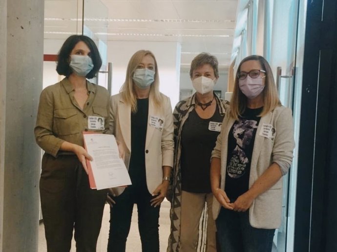 La portavoz adjunta del PSOE en la Asamblea, Pilar Sánchez Acera, acompañada de diputadas socialistas en el registro de la Cámara regional