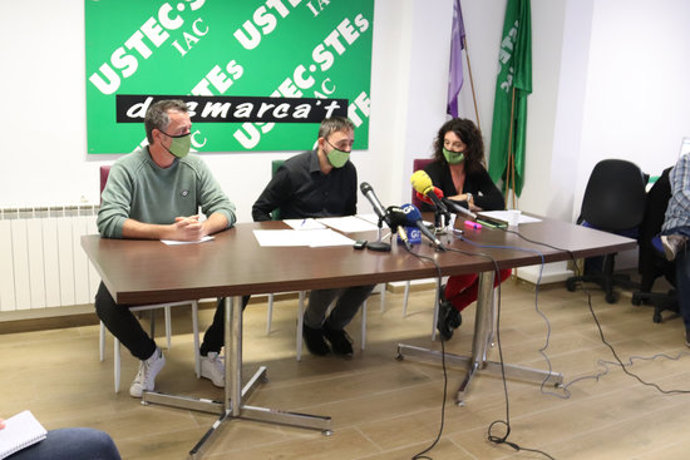 Pla obert del delegat sindical d'USTEC, Raúl Cansado, el delegat de Salut Laboral d'USTEC a Girona i la portaveu del sindicat a Girona, Glria Polls, en una roda de premsa el 4 de novembre de 2020 (Horitzontal)