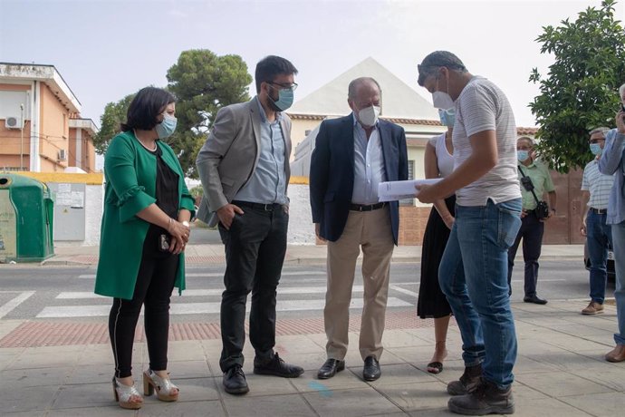 Imagen archivo de la visita de Villalobos a Gerena, junto al alcalde y la diputada de Cohesión Territorial