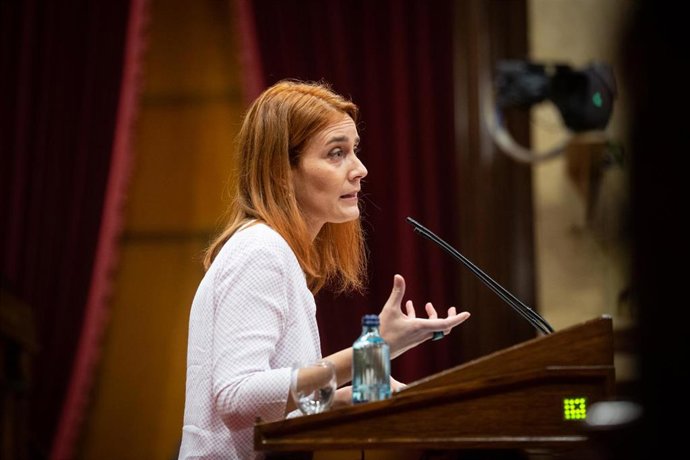 La presidenta del grupo parlamentario de Catalunya-En Comú Podem, Jéssica Albiach, interviene durante un pleno celebrado en el Parlament de Cataluña para tratar la crisis sanitaria del coronavirus, en Barcelona, Catalunya, a 6 de octubre de 2020.
