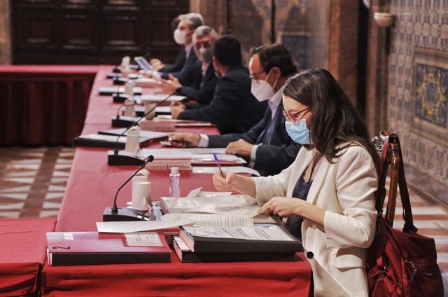 El consejero de Hacienda, Vicent Soler (2d), y la vicepresidenta y consejera de Igualdad y Políticas Inclusivas, Mónica Oltra (1d)