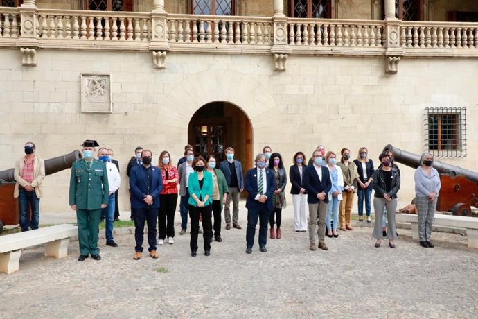 El Govern balear y diputados del Parlament a las puertas del Consolat de Mar.