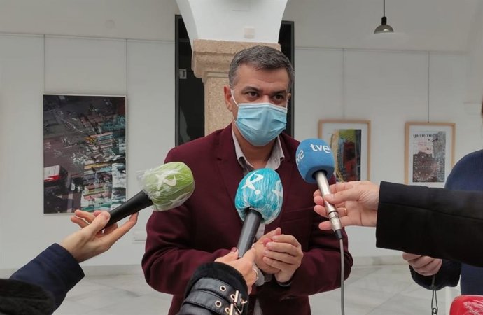 El portavoz de Empleo del Grupo Socialista, Juan Antonio González, atiende a los medios