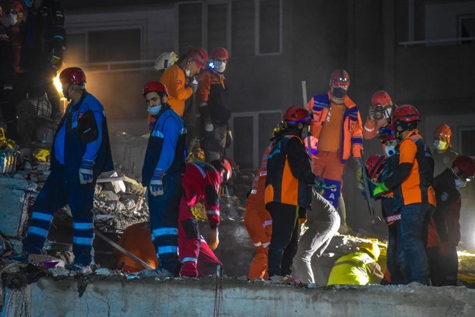 Búsqueda de supervivientes entre los escombros en Esmirna