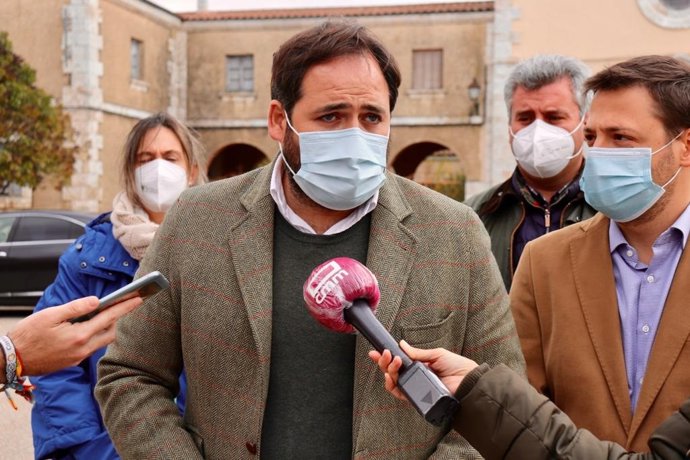 El presidente del Partido Popular de Castilla-La Mancha, Paco Núñez, durante su visita a Gajanejos (Guadalajara)