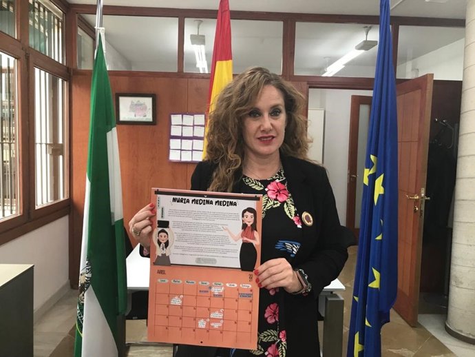 La asesora de programa del Instituto Andaluz de la Mujer (IAM) en Granada, Ruth Martos, presenta el calendario coeducativo en Granada